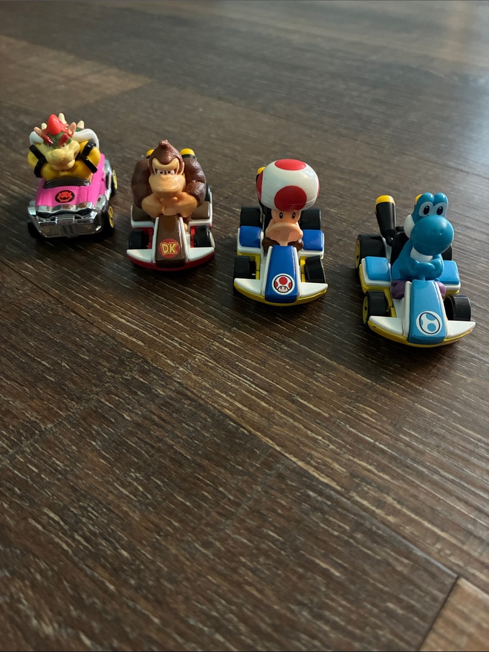 Hot Wheels Mario Kart 4-Pack Die Cast Bowser/Donkey Kong/Toad/Light Blue Yoshi